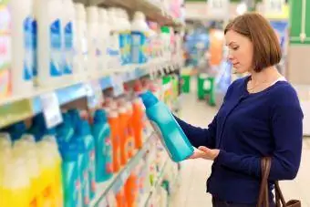 Mujer compra detergente en polvo
