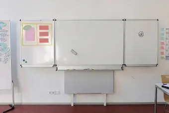 Tom Whiteboard i gymnasieklassrummet