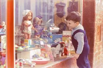 Ragazzo vintage che guarda un negozio di giocattoli