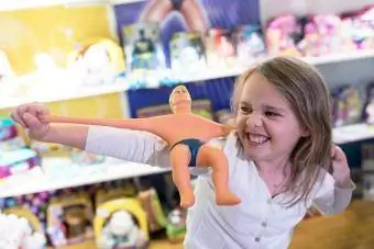 La nena juga amb una joguina 'Stretch Armstrong'