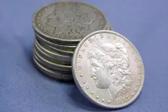 pila de vells dòlars de plata dels EUA de finals del segle XIX