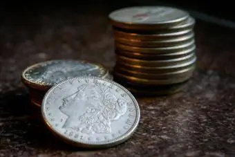 Se muestra un dólar de plata Morgan de 1921