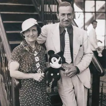 Volts Disnejs ar sievu un Mikiju peli vizītes laikā Ņujorkā