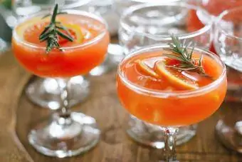 Cocktails sans alcool à l'orange et au romarin