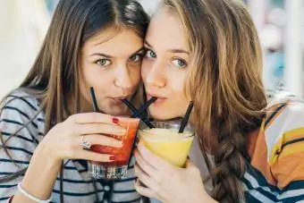 Genç kızlar kokteyl içiyor