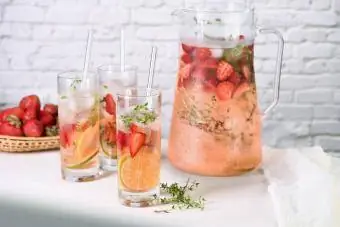 Fruchtiger Sangria-Mocktail