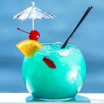 Blauer Cocktail serviert in einer Fischschüssel