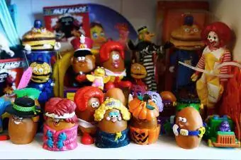Auf einem Regal stehen Spielzeuge von McDonald's-Kindergerichten