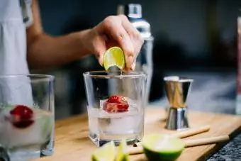 người phụ nữ chuẩn bị cocktail