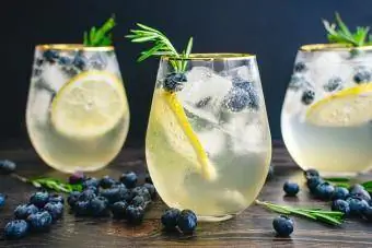 Limonata con vodka al limone e mirtilli