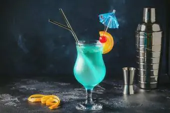 Isang baso ng Blue Smurf cocktail
