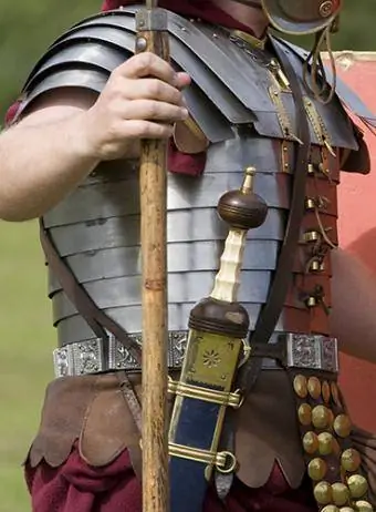 Kellik giyen Romalı asker