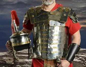 Metal vücut zırhı giymiş Romalı asker