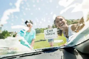 Nastolatki myją samochód w ramach zbiórki pieniędzy