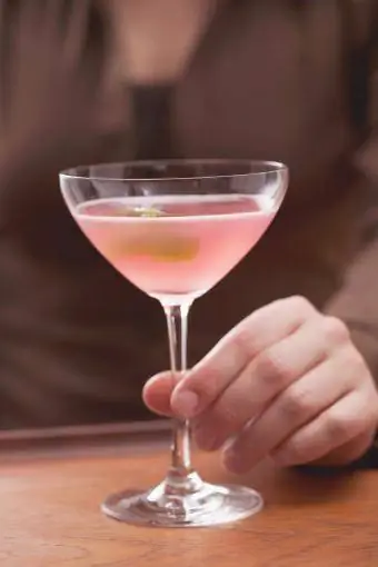 Cocktail sans alcool cosmopolite à la noix de coco