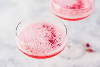 Scintillante mocktail cosmopolita