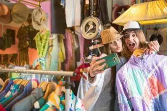 Freunde machen Selfie im Gebrauchtwarenladen