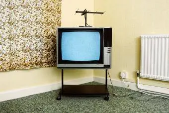 Fuzzy televízió a szoba sarkában