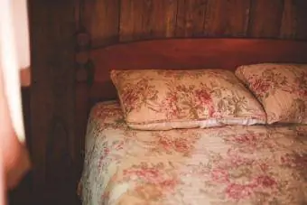 Puste łóżko w staromodnej sypialni