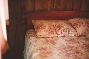 Cama vazia em quarto antiquado