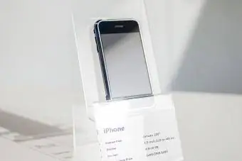iPhone (1. Generation), Erscheinungsdatum Januar 2007, ausgestellt im Ukrainischen Apple Museum von MacPaw in Kiew – Getty Editorial Use