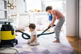 ბავშვები ასუფთავებენ ოთახს
