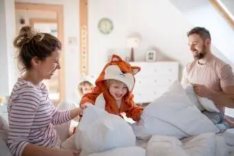 Familia făcând un pat împreună