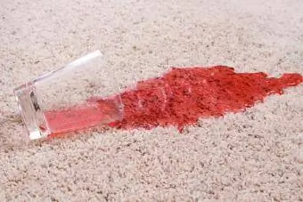 Kool-Aid-sap gemorst op tapijt