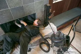 Ramoneur nettoyage cheminée avec aspirateur de suie