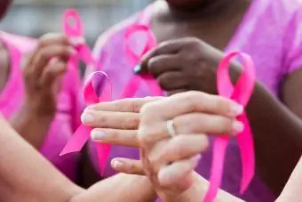 wanita dengan reben kesedaran kanser payudara