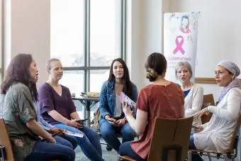 Wanita yang terkena kanser payudara bertemu untuk bercakap