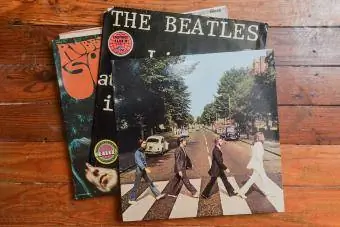 Μια στοίβα δίσκων βινυλίου LP των Beatles