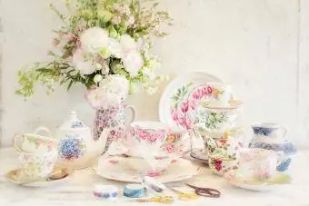 Antikvariniai arbatos puodeliai ir Lisianthus gėlių natiurmortas