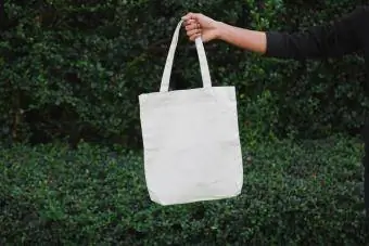 Homem segurando bolsa de tecido de lona para maquete