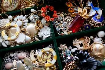 Boîte pleine de bijoux fantaisie aléatoires