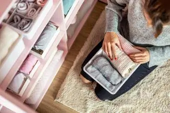 Mujer organizando armario