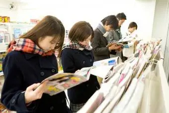 Tween lisant un magazine en magasin