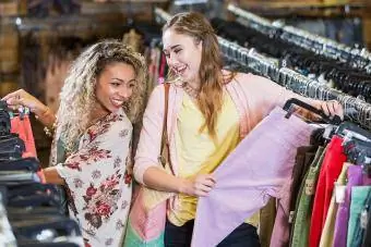 Zakupy odzieży dla wysokich nastolatków