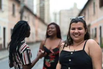 Teenager in Übergröße lächelt mit Freunden
