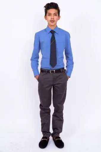 Djalë adoleshent me këmishë blu dhe kravatë