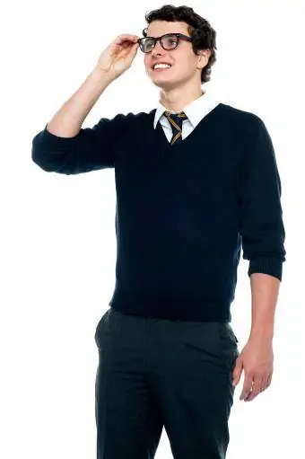 Adolescent portant un pull avec cravate