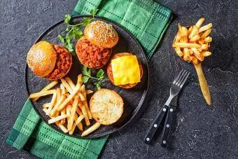 Sandwich Sloppy Joe buatan sendiri dengan kentang goreng