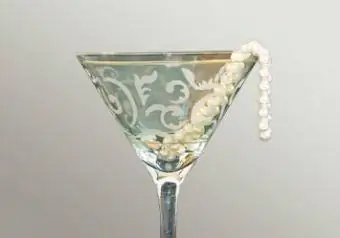 Plesová dekorácia s kokteilom a perlovými perami