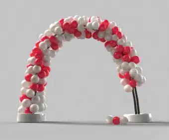 Червено-бяла арка от балон за бал