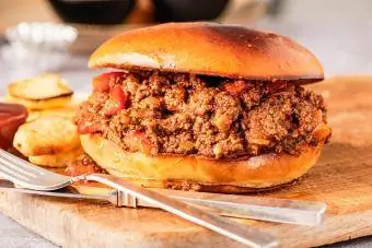 Sloppy Joe Sandwich cu cartofi prăjiți