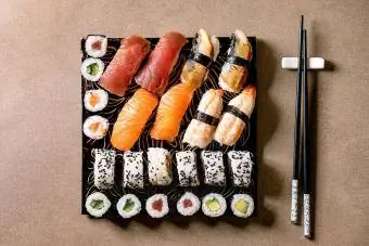 Sushi masakan Jepang dan nasi gulung dengan ikan