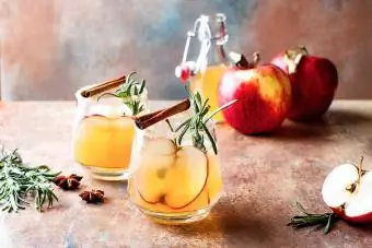 Dumanlı elma şarabı margarita sonbahar kokteyli