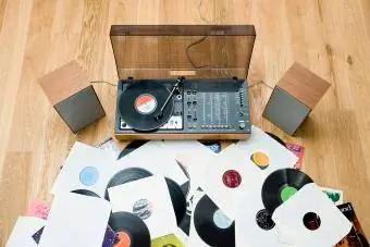 Plater liggende på gulvet ved stereoanlegg fra 1970-tallet