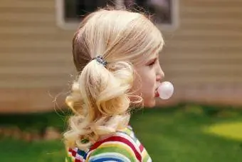 1970. gadu PROFILA BLONDA MEITENE, PŪT BURBUĻU ROZĀ BUBBLE GUM