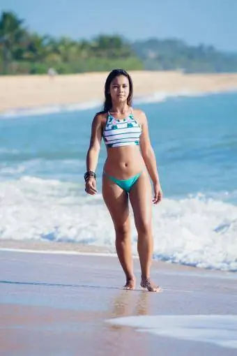 Vajzë plazhi me bikini me qafë të lartë